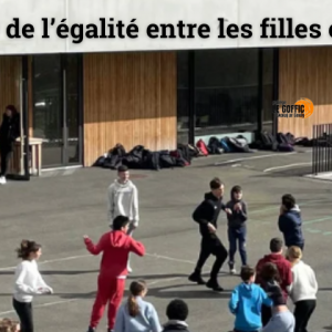 Filles & Garçons jouent à égalité dans la cour (800 x 500 px) (420 x 297 mm) (1000 x 400 px) (1920 x 420 px) (1)